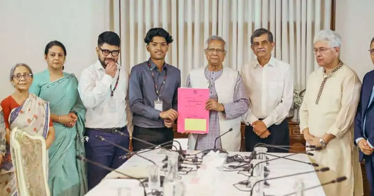 মাহির সরওয়ার মেঘের কাছে দলিল হস্তান্তর করেন প্রধান উপদেষ্টা